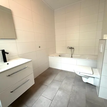 Grosse Moeblierte Im Zentrum Von Lägenhet