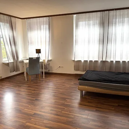 Grosse Moeblierte Im Zentrum Von