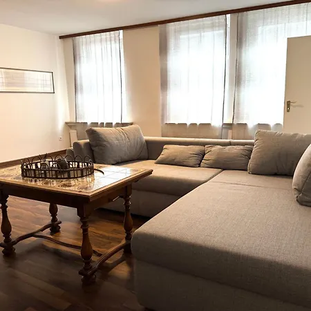 Apartamento Grosse Moeblierte Im Zentrum Von